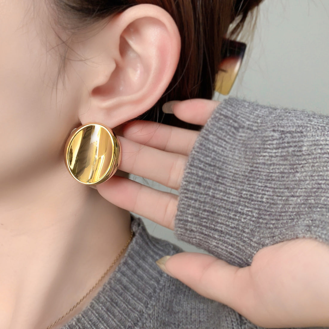 Individually cool and minimalist concave oval earrings